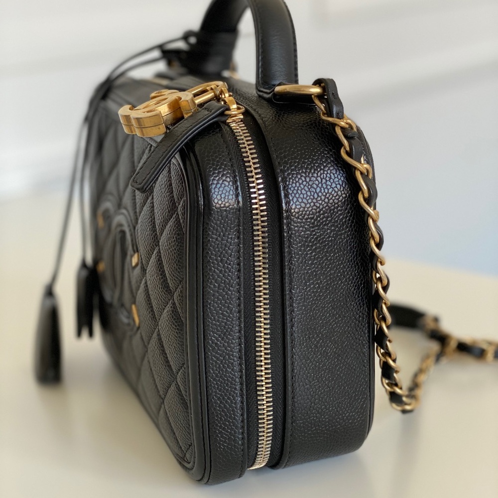 ❌SOLD❌Chanel vanity case - Picture 2 of 13